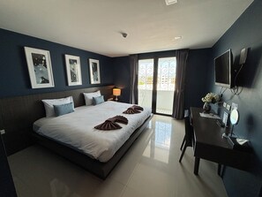 Kamar Double Deluks, 1 Tempat Tidur King, Bebas Asap Rokok, pemandangan kota | Brankas, meja kerja, dan tempat tidur bayi (biaya tambahan)