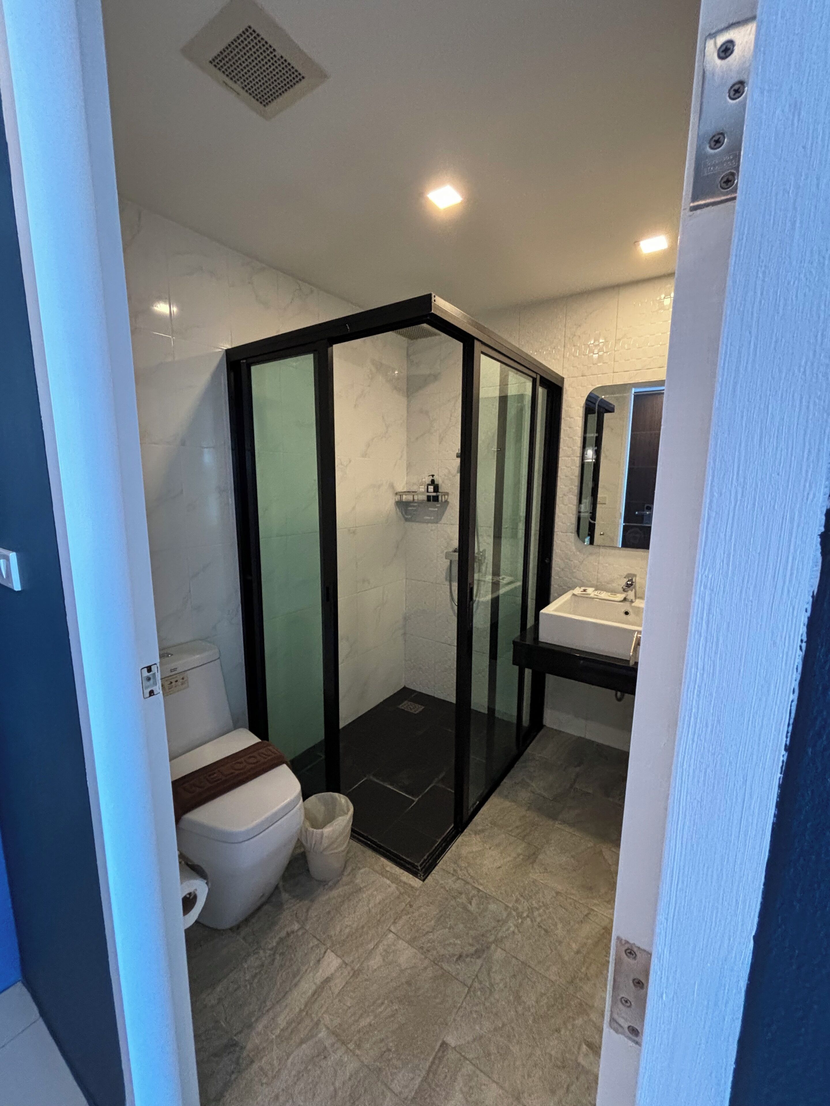 deluxe double room, 1 king bed, non smoking, city view | bathroom | shower, rainfall showerhead, free toiletries, hair dryer