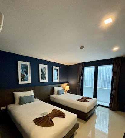 Minibar, caja de seguridad en la habitación, escritorio y cunas