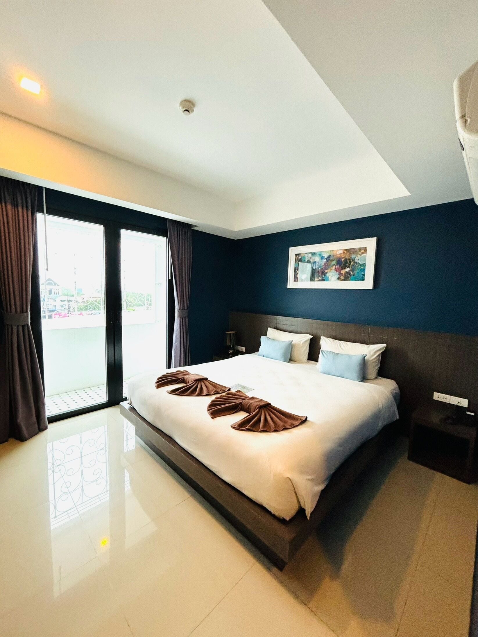 superior double room, 1 king bed, non smoking, city view | minibar, in-room safe, desk, cots/infant beds