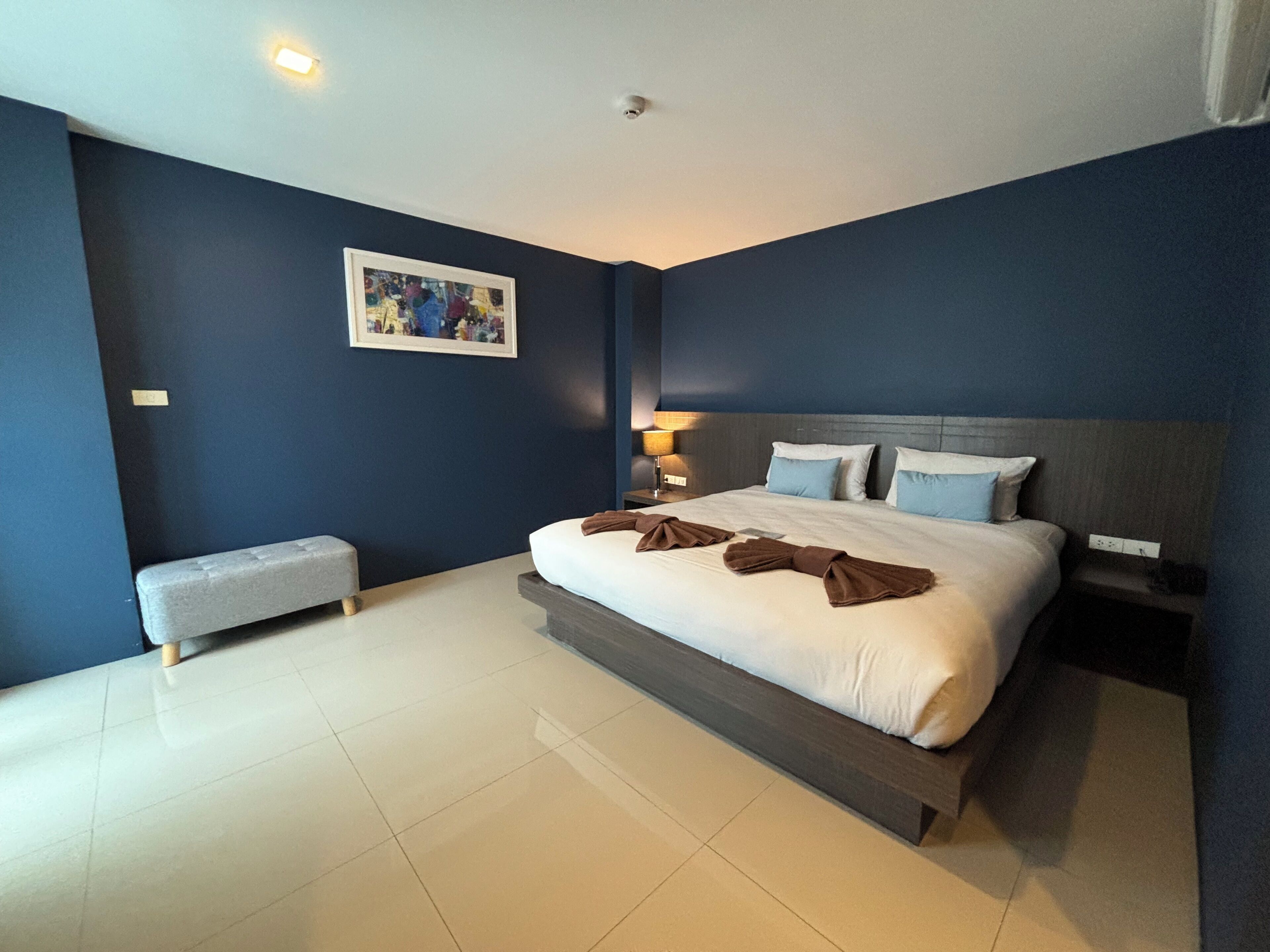 deluxe double room, 1 king bed, non smoking, no windows | minibar, in-room safe, desk, cots/infant beds