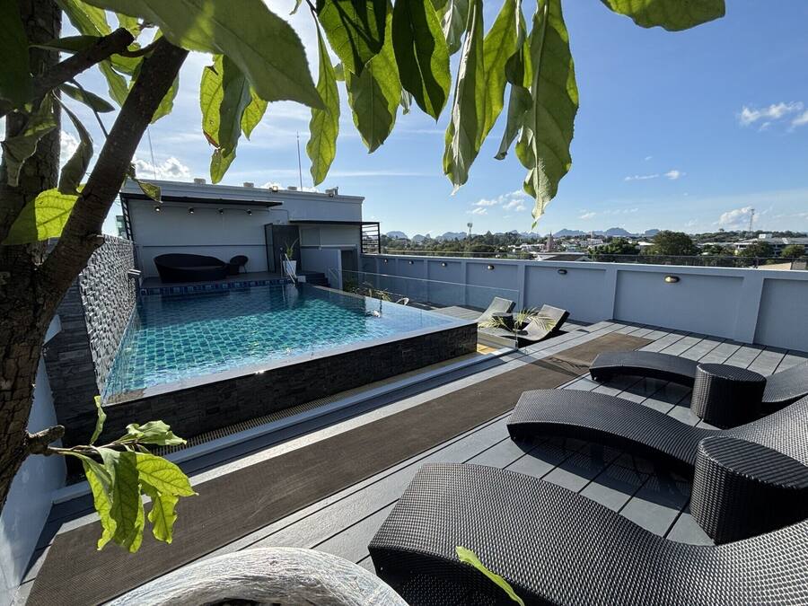 Una piscina al aire libre de temporada