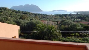 A coastal landscape with a view of the sea and distant mountains. - AffittaSardegna - Trilo Bellavista 1 (Olbia)