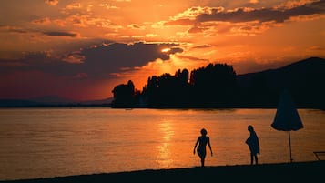 Tæt på stranden, liggestole, parasoller