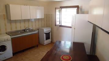 House, 3 Bedrooms | Private kitchen | Full-size fridge, stovetop, cookware/dishes/utensils