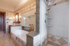 Ferienhaus, 2 Schlafzimmer | Badezimmer | Badewanne und Dusche (separat), Haartrockner