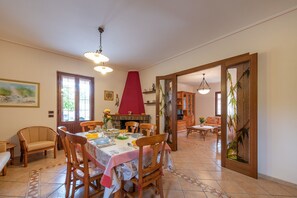 Ferienhaus, 2 Schlafzimmer | Essbereich im Zimmer