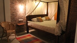 Romantisk suite, 1 queensize-seng, balkong, bassengutsikt