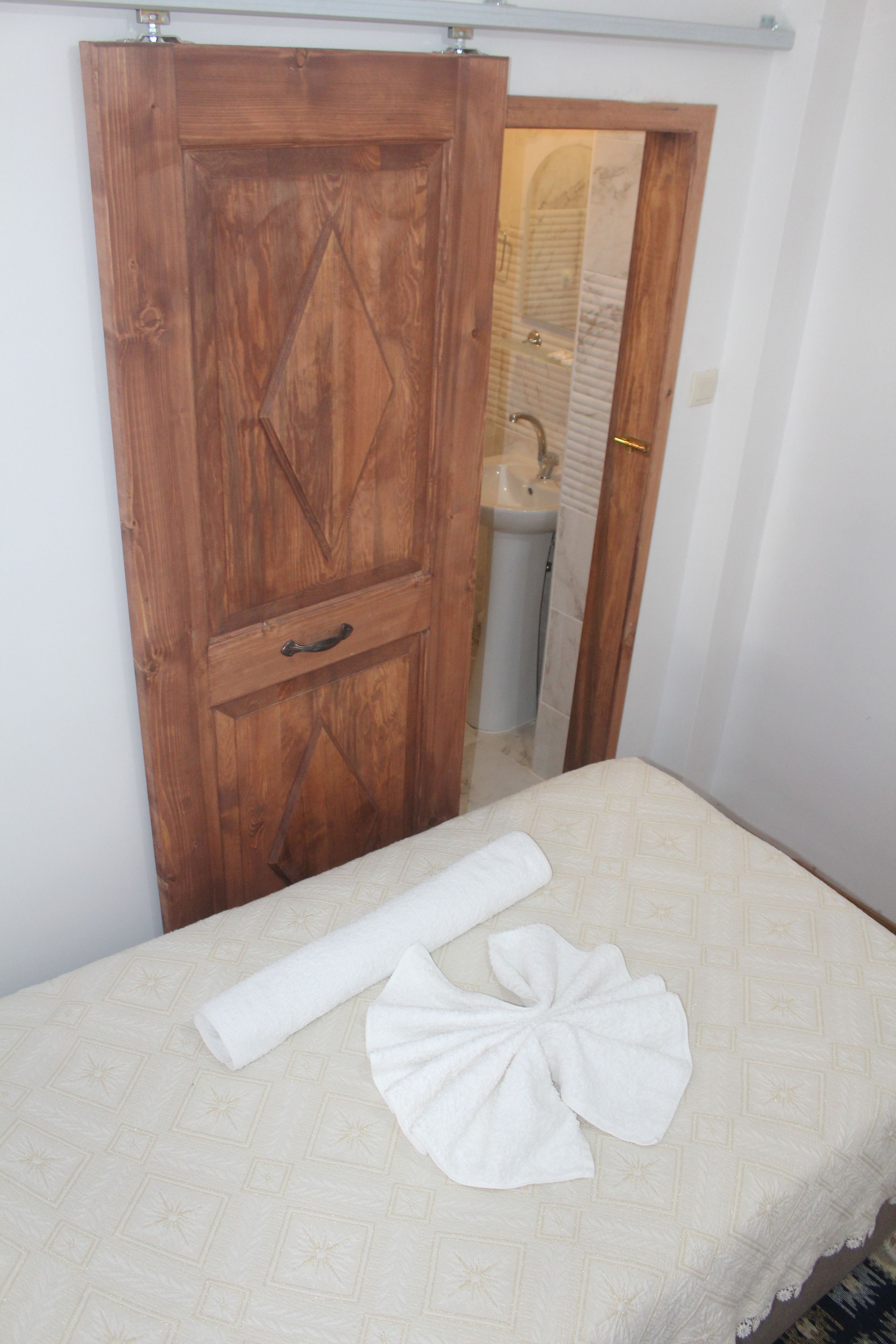 double room | free wifi, bed sheets