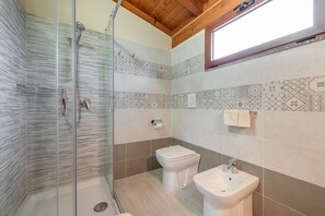 House, 3 Bedrooms | Bathroom | Shower, hair dryer