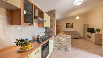 House, 3 Bedrooms | Private kitchen | Full-size fridge, oven, stovetop, cookware/dishes/utensils