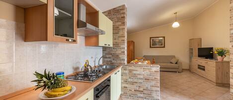 House, 3 Bedrooms | Private kitchen