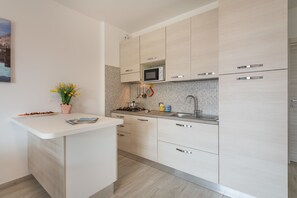 Apartment, 1 Schlafzimmer | Essbereich im Zimmer