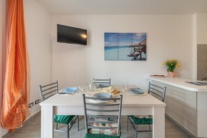 AGOSTINO COMPLEX | Essbereich im Zimmer