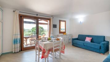 Căn hộ, 3 phòng ngủ | Khu phòng khách | TV màn hình phẳng