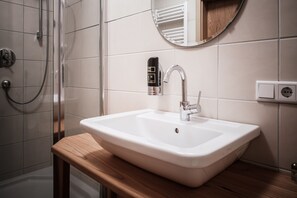 Dormitorio compartido, dormitorio mixto | Baño | Ducha y secador de pelo