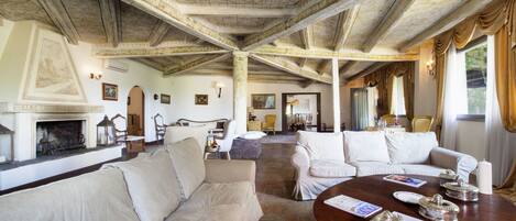 Huvila, 4 makuuhuonetta | Olohuone | Taulutelevisio