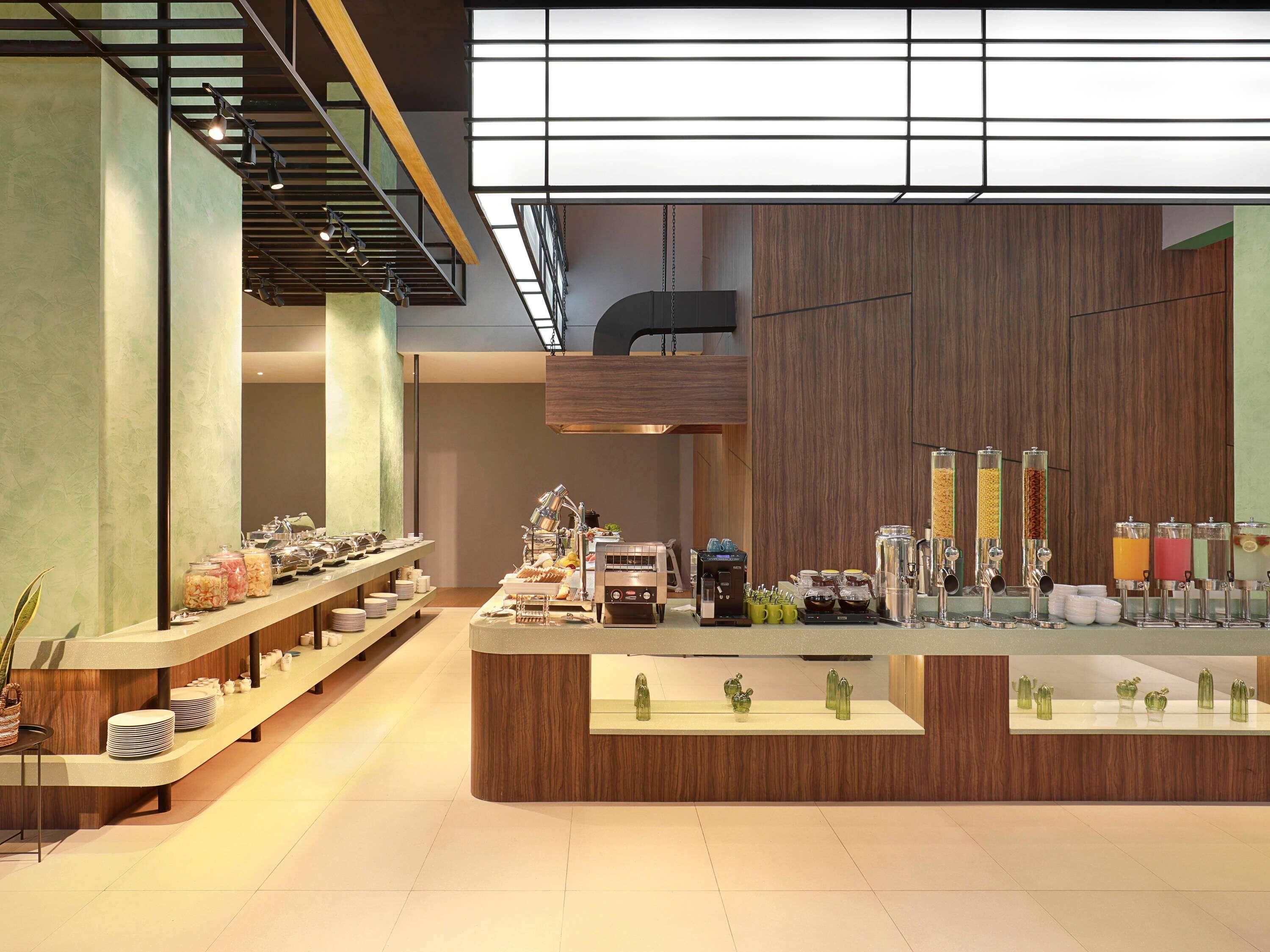 Frokostbuffé hver dag (IDR 1210000 per person)