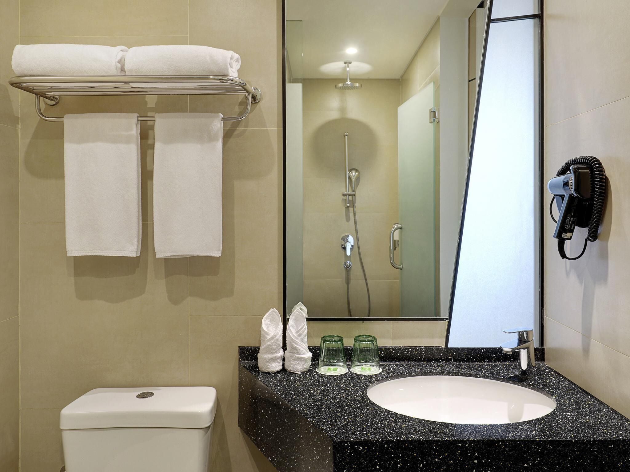 Luxe beddengoed, een bureau, geluiddichte muren, gratis wifi