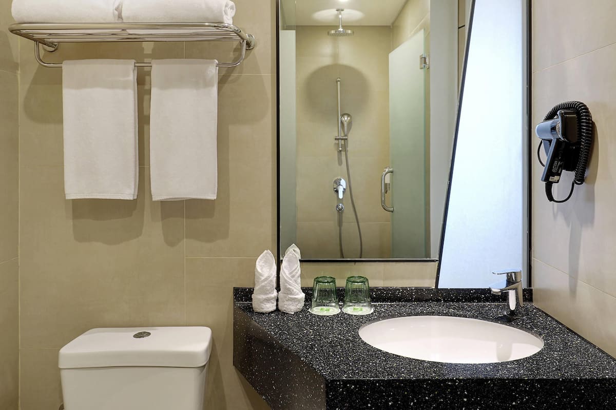 Seprai premium, meja kerja, kedap suara, dan Wi-Fi gratis