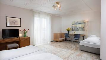Minibar, Schreibtisch, Zustellbetten, kostenloses WLAN