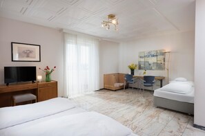 Minibar, escritorio, camas supletorias y wifi gratis