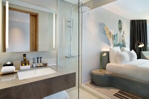 Deluxe Room, 2 Twin Beds | Bathroom | Shower, eco-friendly toiletries, hair dryer, bathrobes - Novotel Jakarta Cikini Hotel (Jakarta)