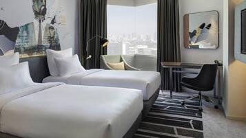 ميني بار وخزنة داخل الغرفة ومكتب ومساحة عمل للكمبيوتر المحمول