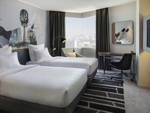 Bar mini, peti besi dalam bilik, meja, ruang kerja komputer riba 