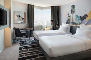 Minibar, in-room safe, desk, laptop workspace - Novotel Jakarta Cikini Hotel (Jakarta)