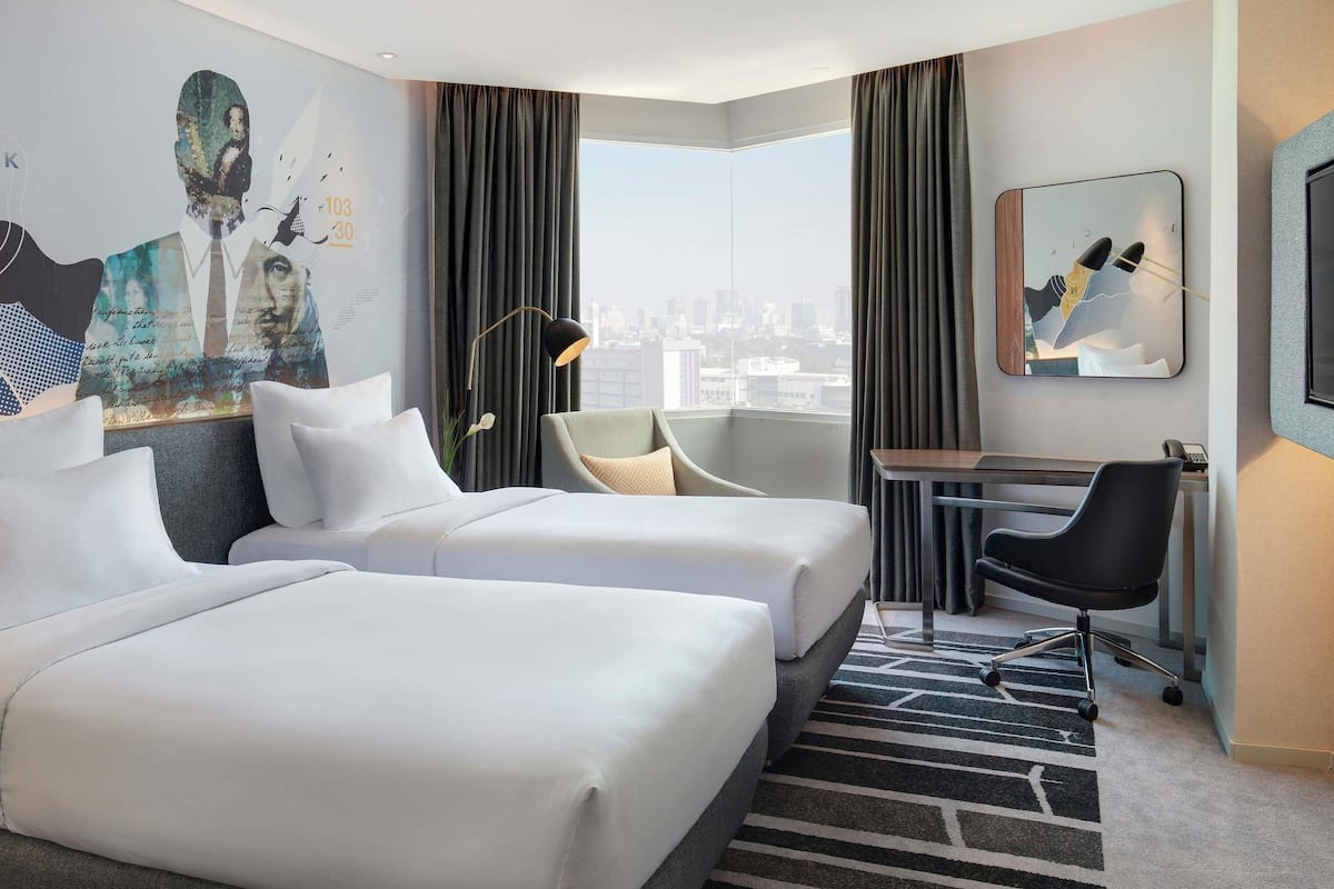 Deluxe Room, 2 Single Beds | 1 bedroom, minibar, in-room safe, desk