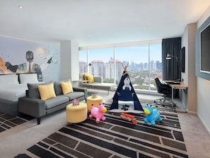 Suite junior, 1 cama King size | 1 habitación, minibar, caja de seguridad en la habitación y escritorio