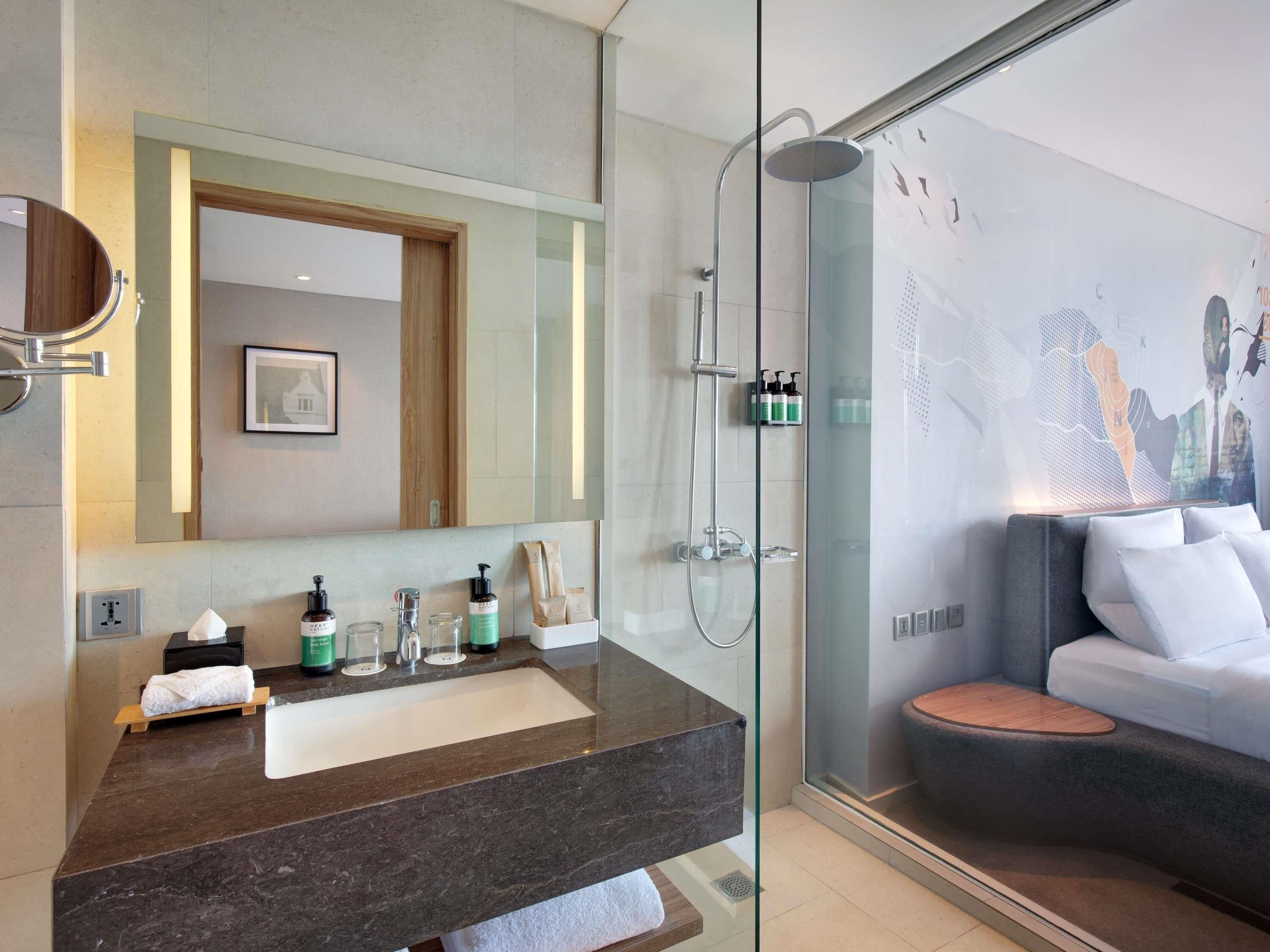 Rom – deluxe, 1 kingsize-seng | Minibar, safe på rommet, skrivebord og skrivebord for bærbar PC