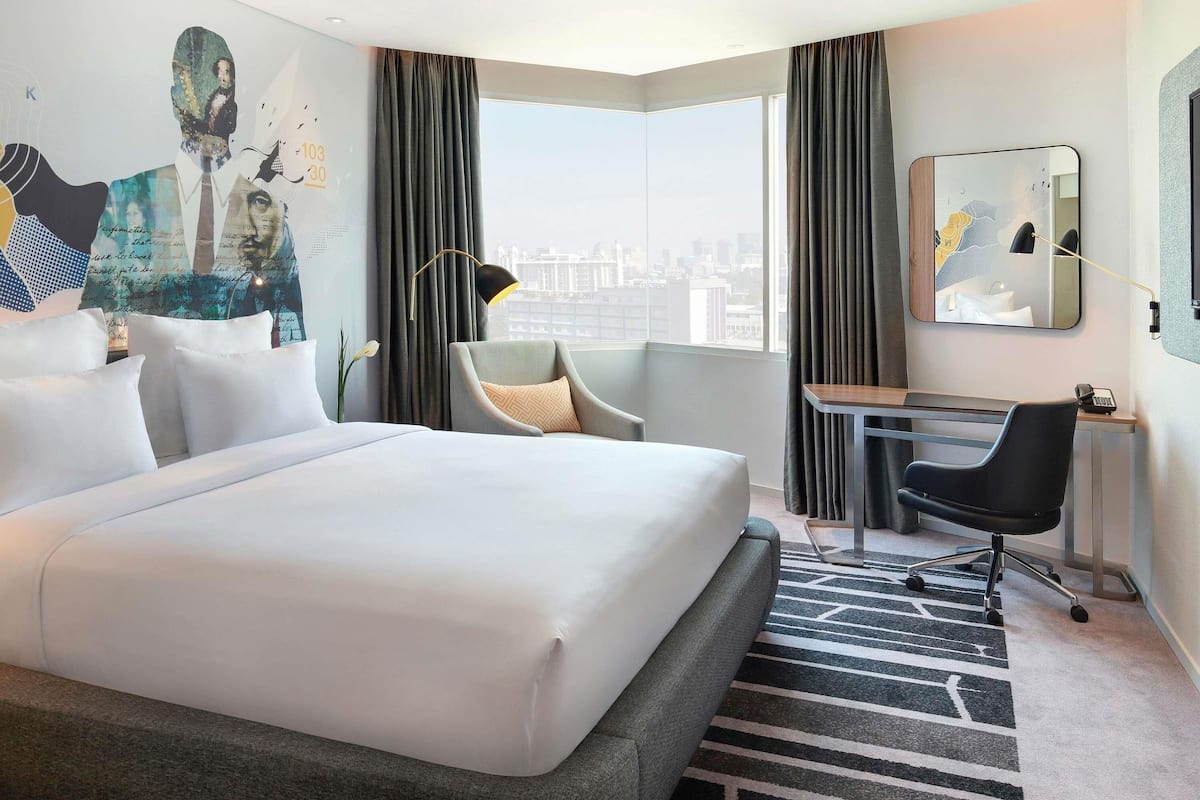 Deluxe Room, 1 King Bed | 1 bedroom, minibar, in-room safe, desk