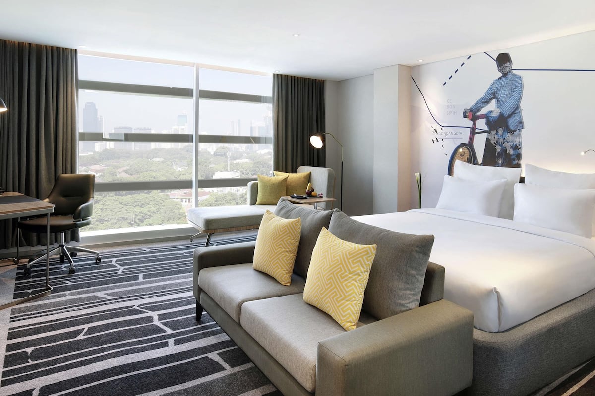 Executive Room, 1 King Bed | 1 bedroom, minibar, in-room safe, desk