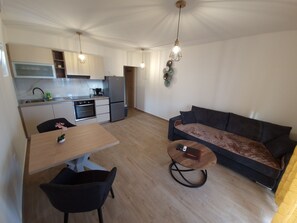 Premium-huoneisto, merinäköala (104) | Oleskelualue | Taulutelevisio