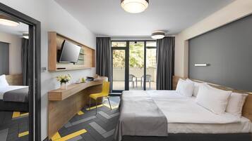 Familienzimmer, Balkon | Kostenlose Minibar, Schreibtisch, Verdunkelungsvorhänge