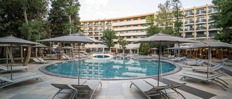 Seasonal outdoor pool, pool umbrellas, sun loungers