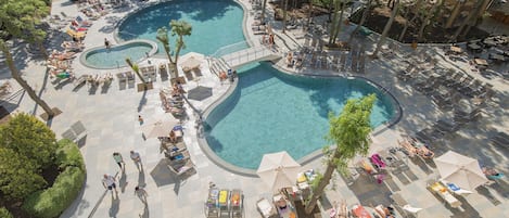 Alberca al aire libre por temporada y sombrillas en la alberca