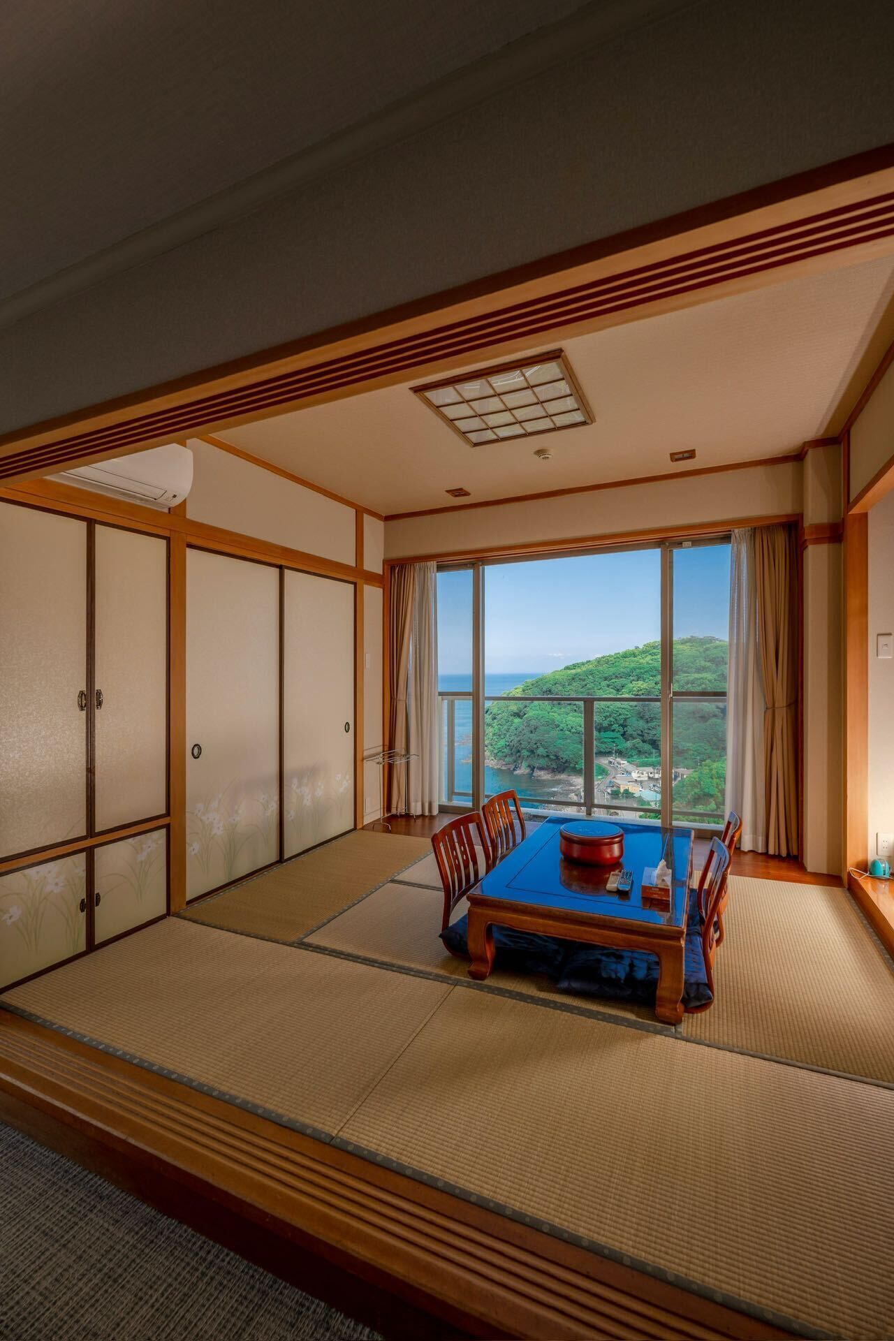 in-room safe, soundproofing, free wifi, bed sheets