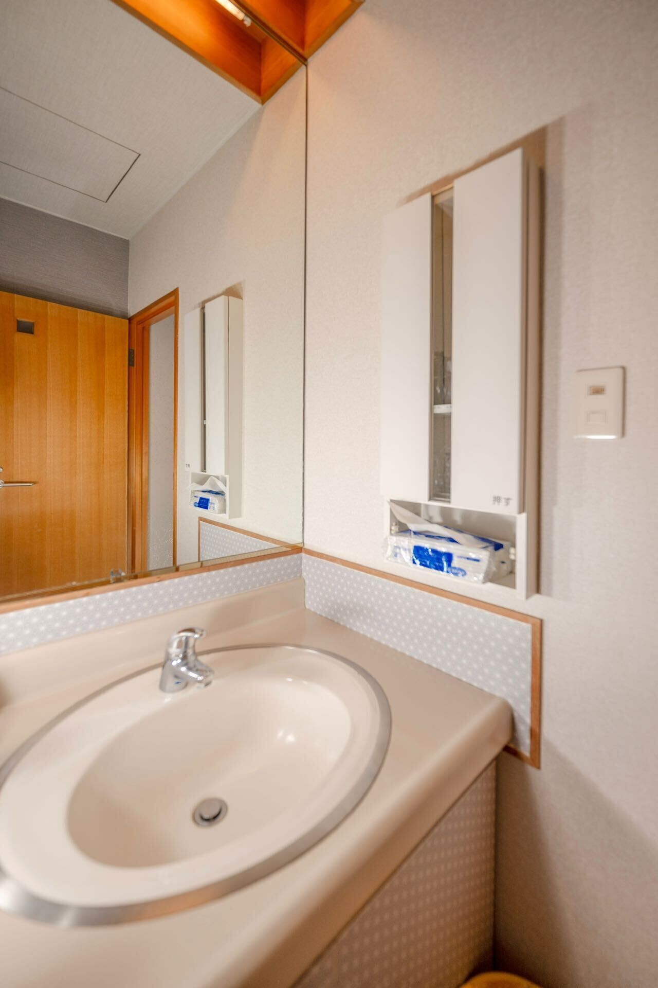 in-room safe, soundproofing, free wifi, bed sheets