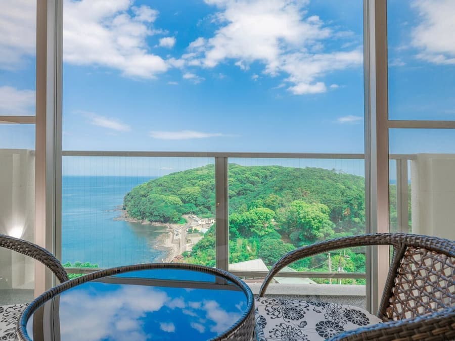 In-room safe, soundproofing, free WiFi, bed sheets