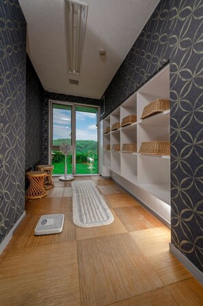 Secadora de cabello, pantuflas, toallas