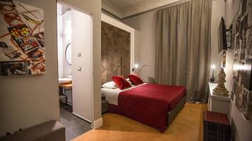 Un dormitorio con cama, baño y pasillo.