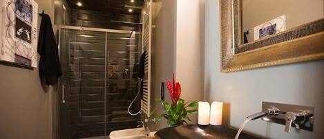 Luxury Suite (Torre) | Bathroom | Shower, free toiletries, hair dryer, bathrobes