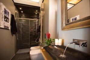 Suite de lujo (Torre) | Baño | Regadera, amenidades de baño gratuitas, secadora de cabello, batas 