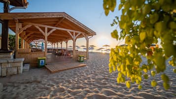 Buss til stranden (inkludert), solsenger og parasoller