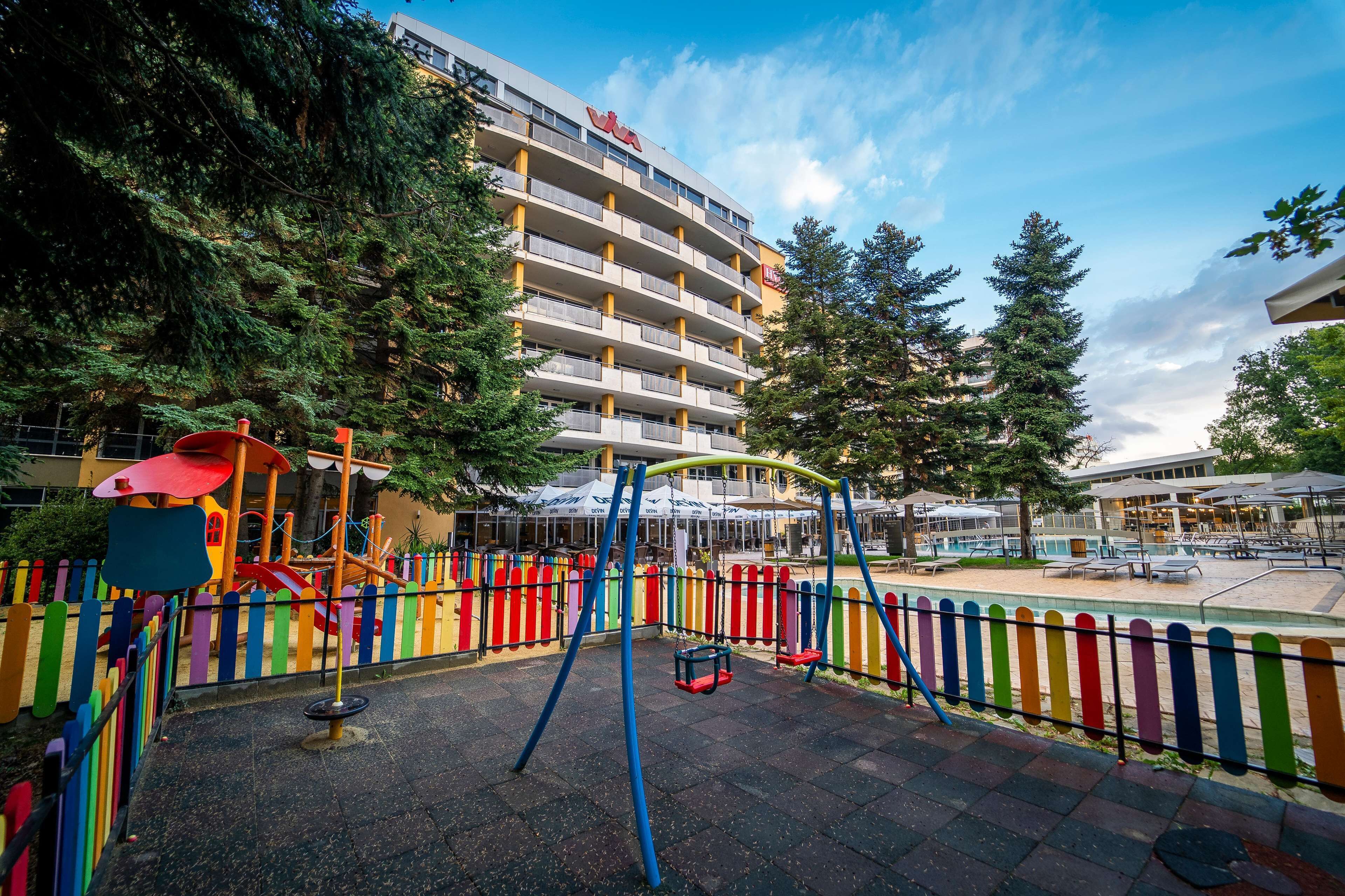 Children’s play area – outdoor