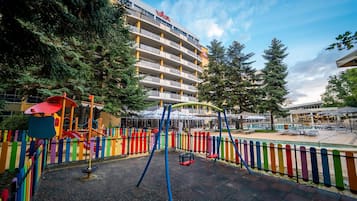 Children’s play area – outdoor