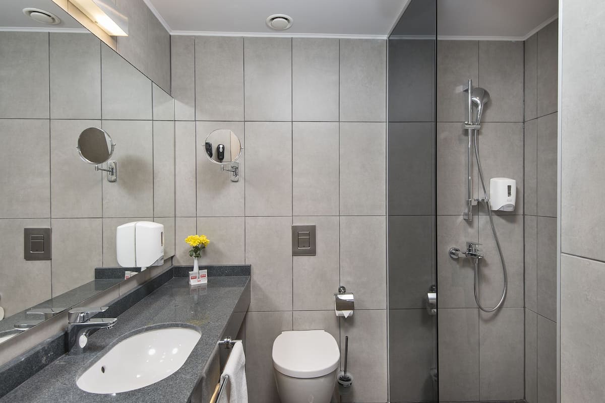 Dusche, kostenlose Toilettenartikel, Haartrockner, Handtücher